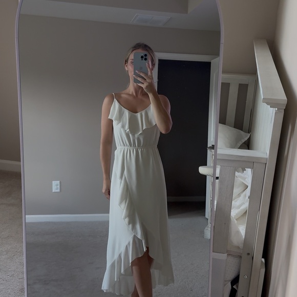 Elegant White Ruffle Dress - Picture 1 of 2